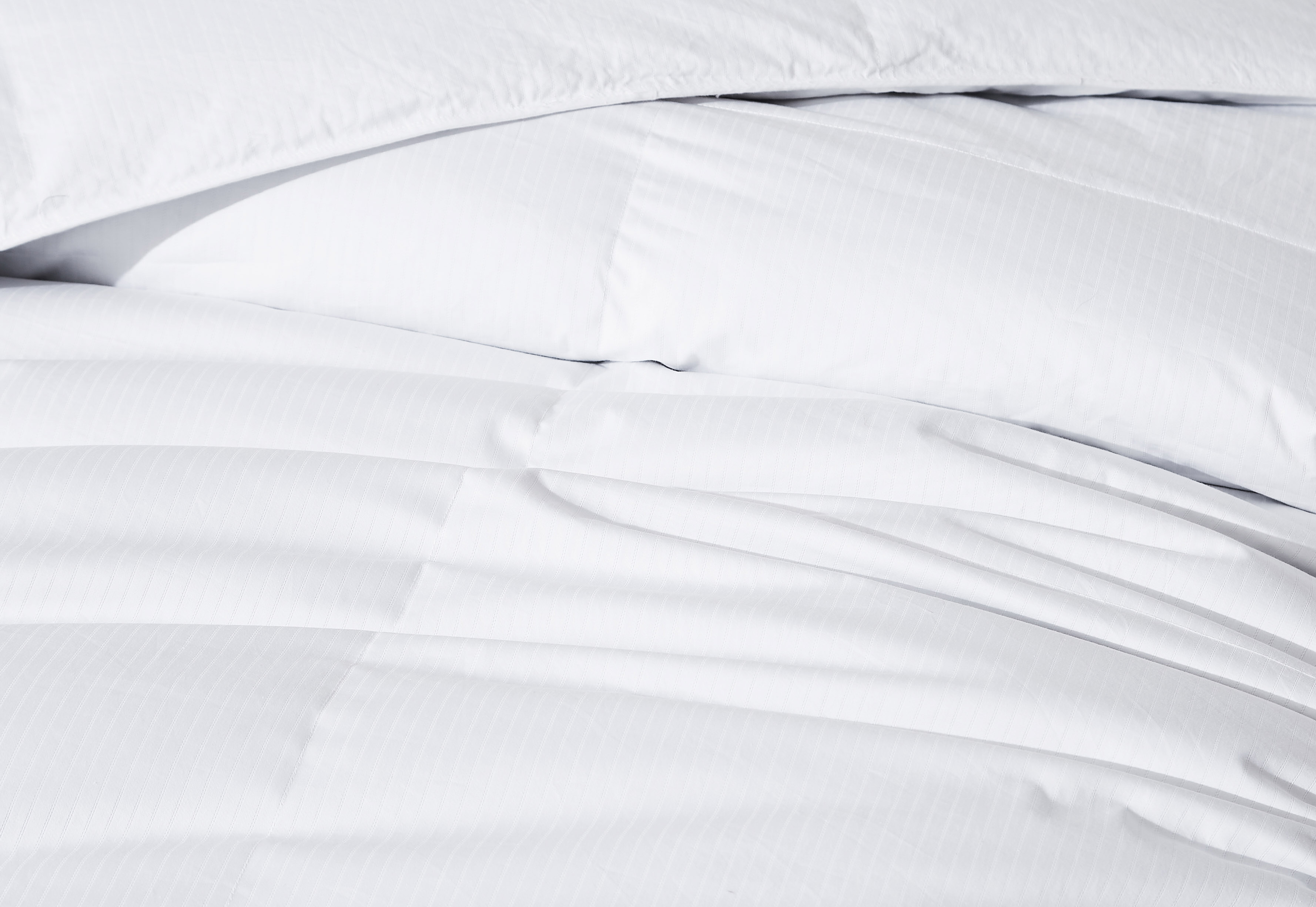 Down vs Synthetic: What Makes a Superior Pillow? - DOWNLITE